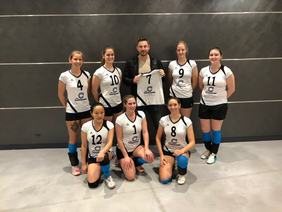 Unsere siegreichen Damen 1 (v.l. oben: Denise Schneider, Carola Metz, Sponsor Versicherungsbüro Brunnert, Carolin Jahn, Michelle Gellrich, unten: Nongyao Cornelius, Nadja Rothweiler, Carina Rambacher)