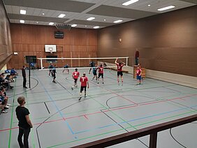 Sergej Kinzler (8) beim Rückraumangriff